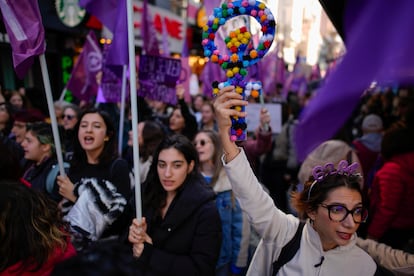 Decenas de personas durante la manifestación por el Día Internacional de la Mujer en Estambul (Turquía).