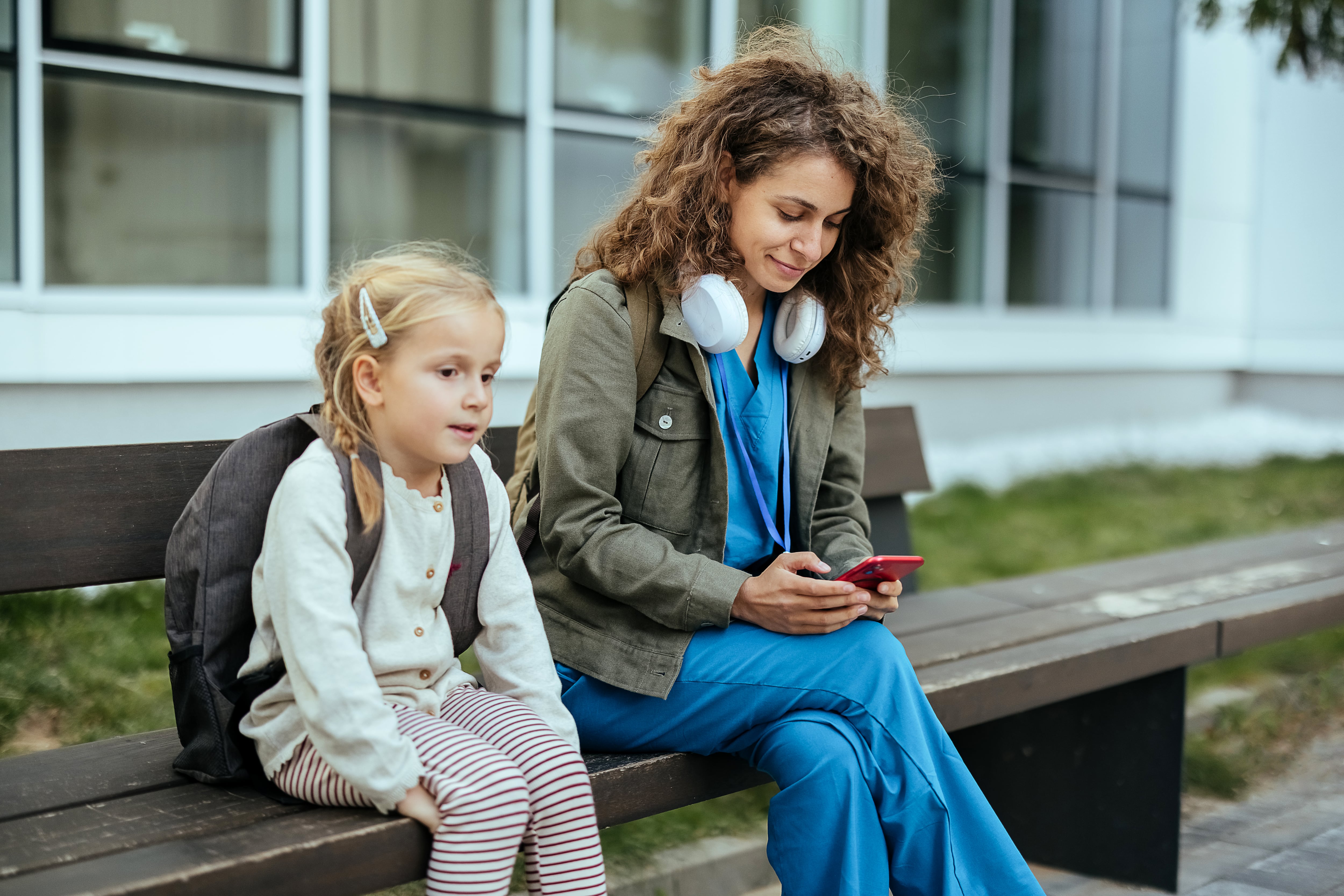 Grupos de WhatsApp de padres de clase: cuándo ayudan y cuándo interfieren en la autonomía de los hijos