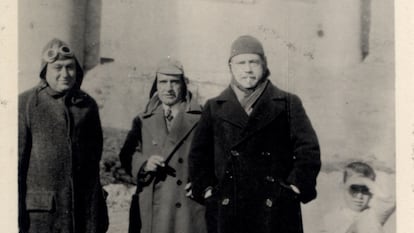 José Ortega y Gasset (en el centro), a la derecha, el escritor Pío Baroja y a la izquierda, Domingo Barnés, que fue ministro de Instrucción Pública y Bellas Artes durante la Segunda República. La imagen es de 1923, delante del castillo de Maqueda (Toledo).