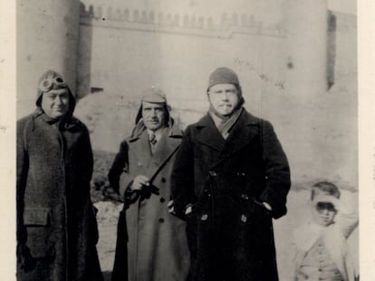 José Ortega y Gasset (en el centro), a la derecha, el escritor Pío Baroja y a la izquierda, Domingo Barnés, que fue ministro de Instrucción Pública y Bellas Artes durante la Segunda República. La imagen es de 1923, delante del castillo de Maqueda (Toledo).