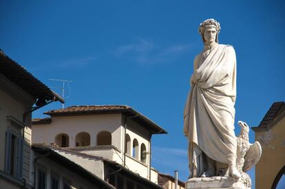 Escultura de Dante en la Piazza di Santa Croce de Florencia.