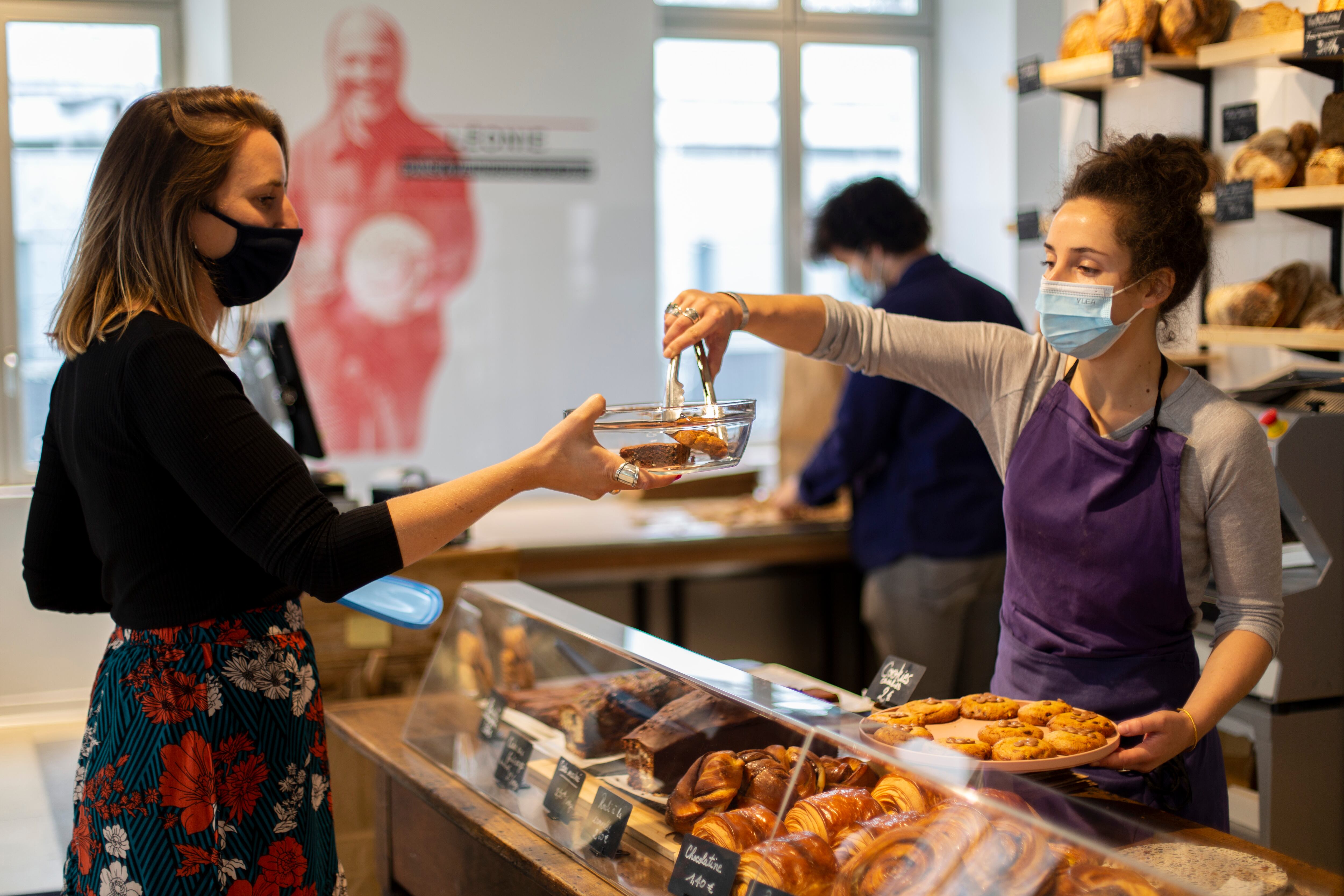 Una clienta acudía el pasado martes con su propio recipiente a la panadería Douze de París.