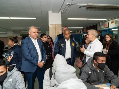 Eric Adams (centro) visita un colegio de Nueva York habilitado como albergue, en febrero pasado.