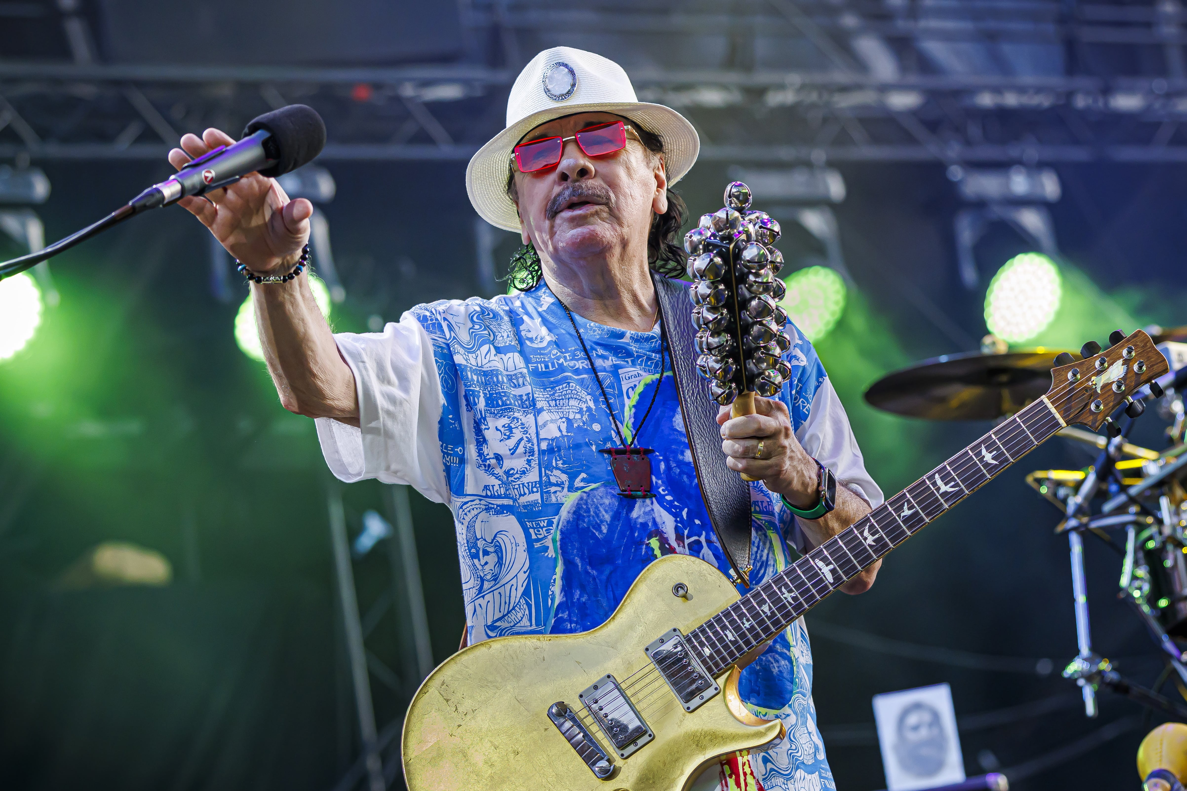 Carlos Santana, músico: “Vengo a España para traer, como Paco de Lucía, la luz en mis notas”