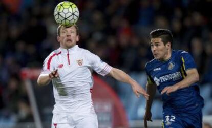 Krohn-Dehli busca el balón ante Emi.