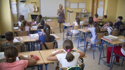 Alumnos en su primer d&iacute;a de clase en un colegio de Sevilla.