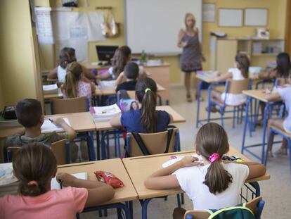 Alumnos en su primer d&iacute;a de clase en un colegio de Sevilla.