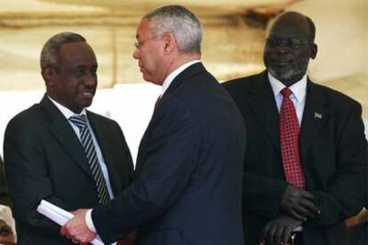 Colin Powell saluda al vicepresidente sudanés, Ali Osman Mohamed Taha, junto al líder rebelde, John Garang.