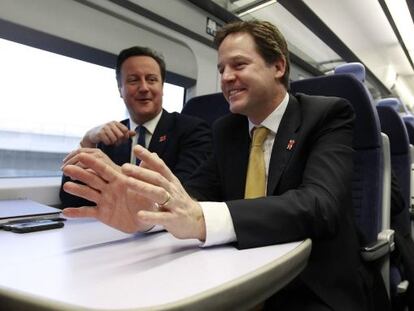 David Cameron (izquierda), junto al viceprimer ministro Nick Clegg.