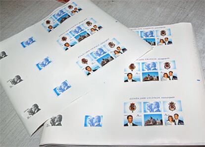 En la imagen, la primera tirada de los sellos conmemorativos de la boda del Príncipe.