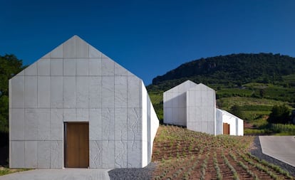 Sobre las colinas basálticas que rodean el lago Balatón, al suroeste de Hungría, se encuentra esta bodega, que únicamente produce vino blanco con característicos aromas minerales. Los arquitectos han utilizado paneles interconectados que fueron montados como monolitos de cemento.