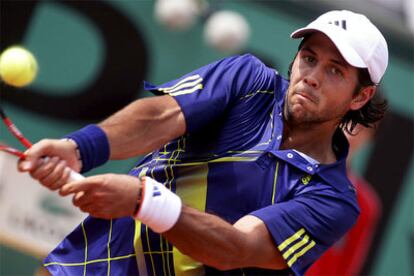 Verdasco golpea la pelota durante el partido contra Kunitsyn.