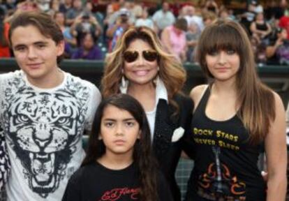 Prince, Blanket y Paris Jackson con su tía LaToya, en una imagen de archivo.