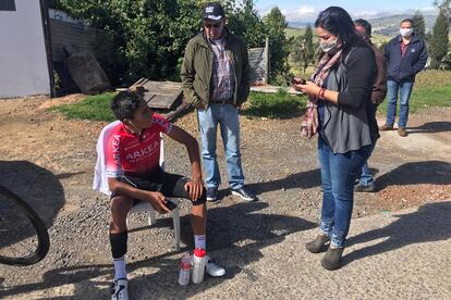 Nairo Quintana (i), tras ser atropellado por un coche en Colombia.