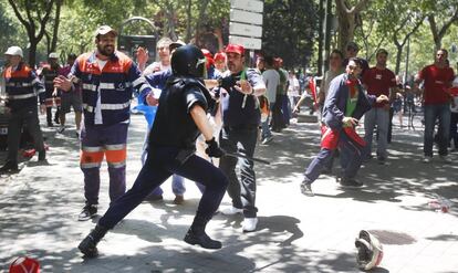 Un policía carga contra manifestantes durante la protesta minera.