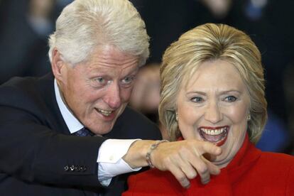 Hillary Clinton junto a su marido, el expresidente de los Estados Unidos Bill Clinton, celebra los resultados de las votaciones de los caucus de Iowa.