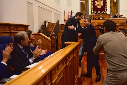 El presidente de la Junta de Castilla-La Mancha, Emiliano García-Page, y el líder del PP de Castilla-La Mancha, Paco Núñez, durante un pleno sobre el proyecto de Estatuto de Autonomía de Castilla-La Mancha.