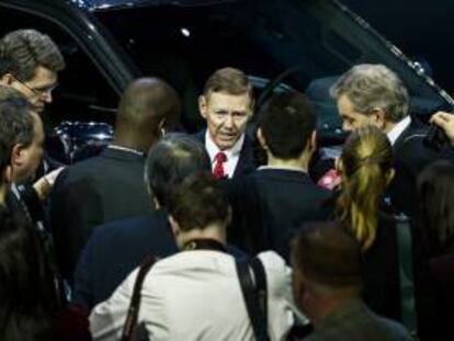 El presidente mundial de Ford, Alan Mulally, conversa con periodistas. EFE/Archivo