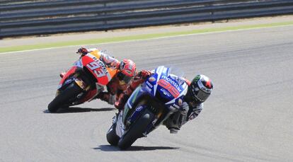 Marc Márquez persigue a Jorge Lorenzo antes de la caida