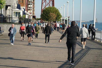 Varias personas caminan junto Puente Bizkaia el 18 de mayo.