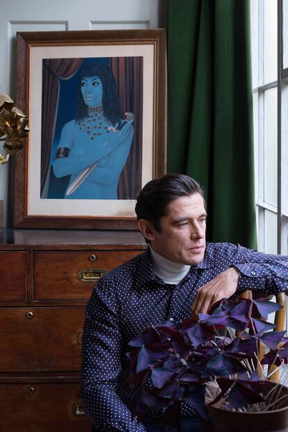 Brioni se ha reencontrado a sí misma en la certeza de que una firma de sastrería de lujo no tiene por qué hacer ropa para adolescentes. Aquí, el 'top' de los noventa Werner Schreyer con una camisa de seda de la casa.