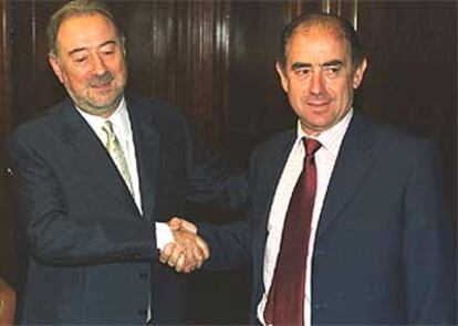 Gabino de Lorenzo, a la izquierda, saluda al presidente del Real Oviedo, Manuel Lafuente.