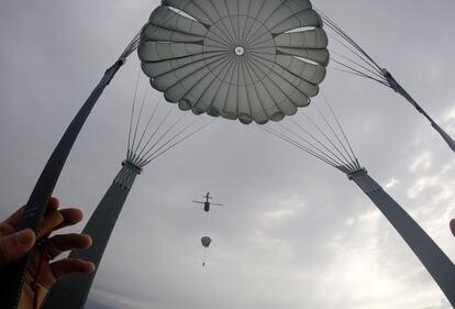 Jornada de treinamento da brigada paraquedista na base militar dos Estados Unidos em Bondsteel, Kosovo. 15 de abril de 2014.