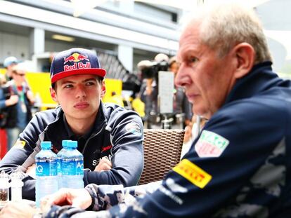 Max Verstappen junto a Helmut Marko, ejecutivo de Toro Rosso.