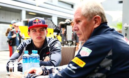 Max Verstappen junto a Helmut Marko, ejecutivo de Toro Rosso.