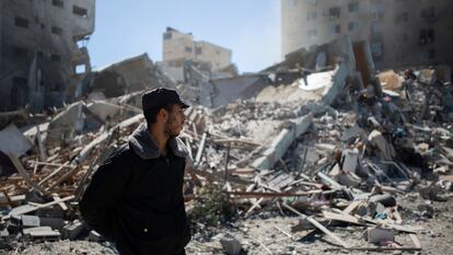 Un hombre mira los escombros de un edificio destruido por los bombardeos en Gaza.