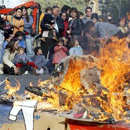 Quema de una falla en el centro Patufet de Valencia en honor de las víctimas.