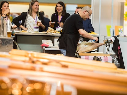 Barra en la que se sirve cerveza, empanada y jamón en la feria de productos y servicios funerarios de Ourense.