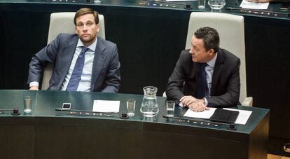 Los ediles del PP José Martínez Almeida (izquierda) e Íñigo Henríquez de Luna en el pleno del viernes.