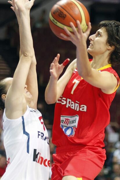 Alba Torrens trata de anotar ante Beikes.