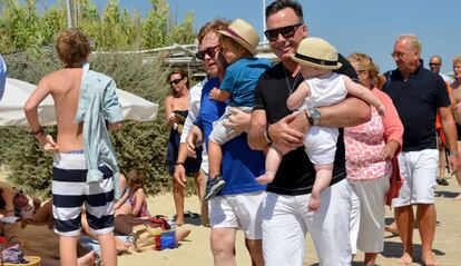 Elton John junto a su espos David Furnish y sus dos hijos.