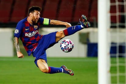 Lionel Messi controla la pilota en el partit contra el Nàpols.