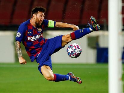 Lionel Messi controla la pilota en el partit contra el Nàpols.