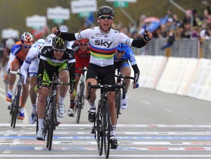 Mark Cavendish vence al sprint en la segunda etapa.