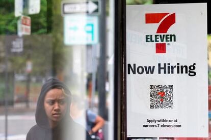 Un cartel de ofertas de empleo en una popular cadena de tiendas de conveniencia, el 8 de julio en Cambridge (Massachusetts).