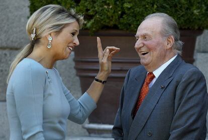 El Rey Juan Carlos conversa con Máxima  de Holanda en el Palacio de La Zarzuela. 