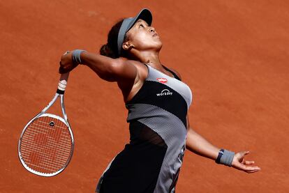 Osaka sirve durante un partido en Roland Garros.