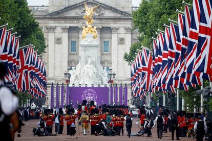 Un 54% de los británicos cree que la monarquía es buena para su país. Apenas un 13% opina lo contrario. Y uno de cada cuatro no tiene una idea al respecto, con la resignación ante un paisaje que se considera inamovible y tan inglés como el pudin de Yorkshire. En la imagen, agentes de policía detienen a varios manifestantes que intentan interrumpir el desfile. 