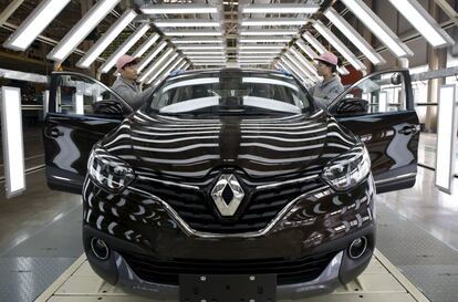 Dos trabajadores de Renault en la fábrica de la empresa francesa de Wuhan (China).