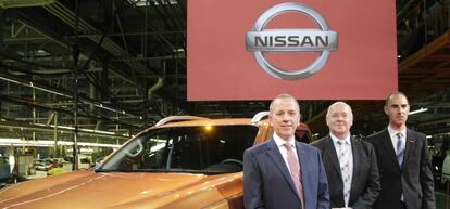 El vicepresidente de las operaciones industriales de Nissan en España, Frank Torres; Paul Willcox, presidente de Nissan en Europa; y el vicepresidente sénior de fabricación en Europa, Colin Lawther.