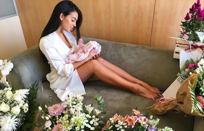 Georgina Rodríguez, junto a Alana Martina, en el hospital.