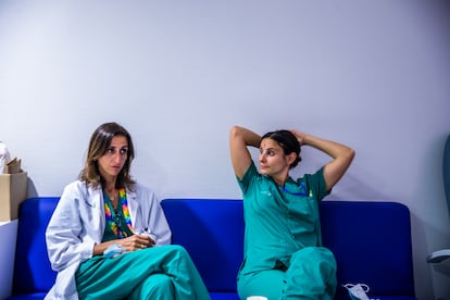 Vanesa Aguilar (a la izquierda) y Rocío Escudero, en un momento de la guardia en la sala de descanso.