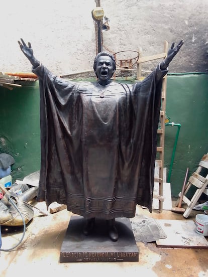 La escultura de Chavela Vargas terminada, previo a ser montada en en el Paseo de las Luminarias, en la Plaza Garibaldi de Ciudad de México.