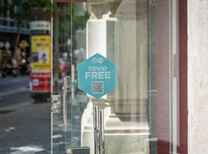 Un comercio del paseo de Gràcia con sello “Covid Free” en las puertas de acceso.