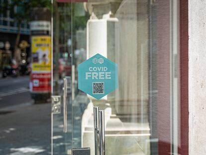 Un comercio del paseo de Gràcia con sello “Covid Free” en las puertas de acceso.