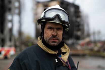 Un participante de los desescombros de edificios en la localidad ucrania de Borodianka, el sábado. 